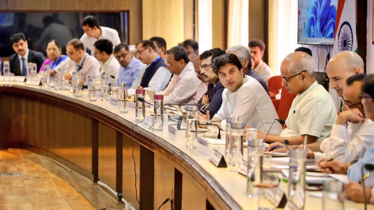 Telecom Minister Drops Key Goals in Crucial BSNL Meeting — Here’s What Happened