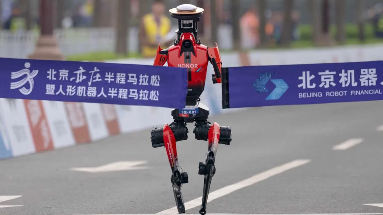 Humans Left Behind as ‘Lightning’ Robot Smashes Beijing Half-Marathon Record