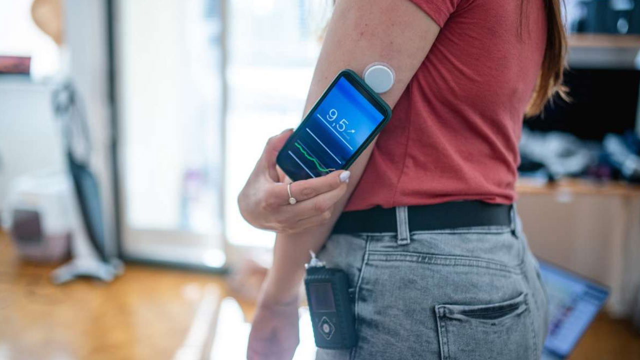 Healthcare professionals use AI-enabled digital screening and patient tracking under Rajasthan's Mission Madhuhari to improve Type 1 diabetes care.
