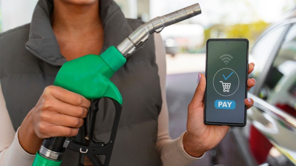 Petrol Pumps May Restrict UPI Above ₹2,000 Over ₹5 MDR | Image Credits: Freepik